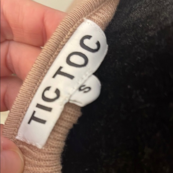 Tic Toc | Women’s Tan Long Sleeve Tie-Front Sweater Size Small - Picture 4 of 5